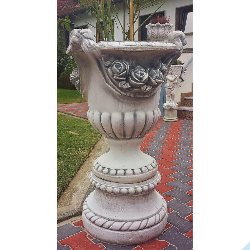 Gro&szlig;e Amphore aus Steinguss mit romantischem Rosenmotiv und Sockel