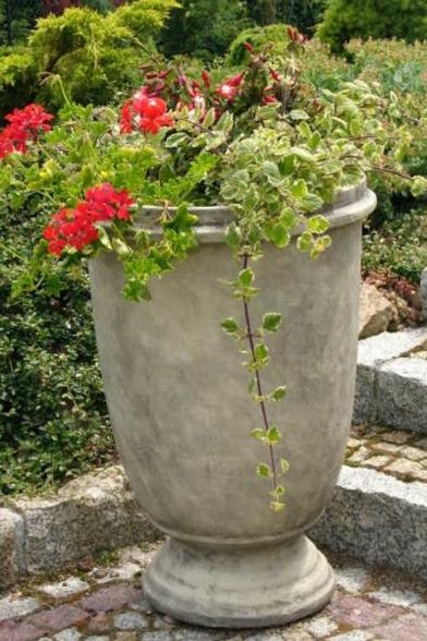 Amphore aus Steinguss Amphore aus Steinguss