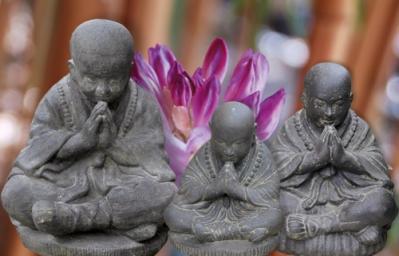 Steinfigur Shaolin M&ouml;nche sitzend 3 St&uuml;ck