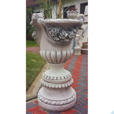 Gro&szlig;e Amphore aus Steinguss mit romantischem Rosenmotiv und Sockel