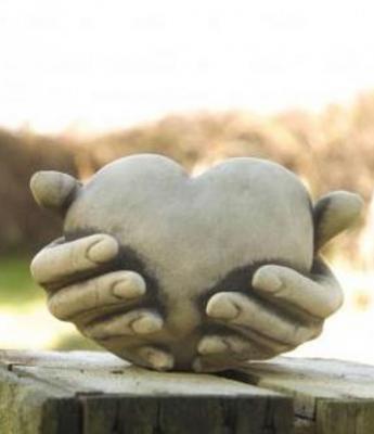 Herz in Hand Steinguss