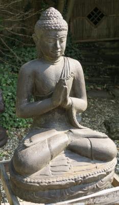 Steinfigur Buddha in Begr&uuml;&szlig;ungshaltung 
