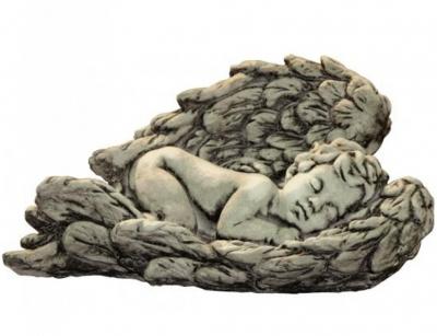 Engel aus Steinguss schlafend im Engelsfl&uuml;gel